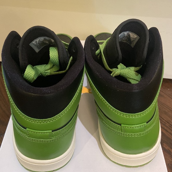 WMNS Air Jordan 1 MID size 8 - Picture 3 of 7